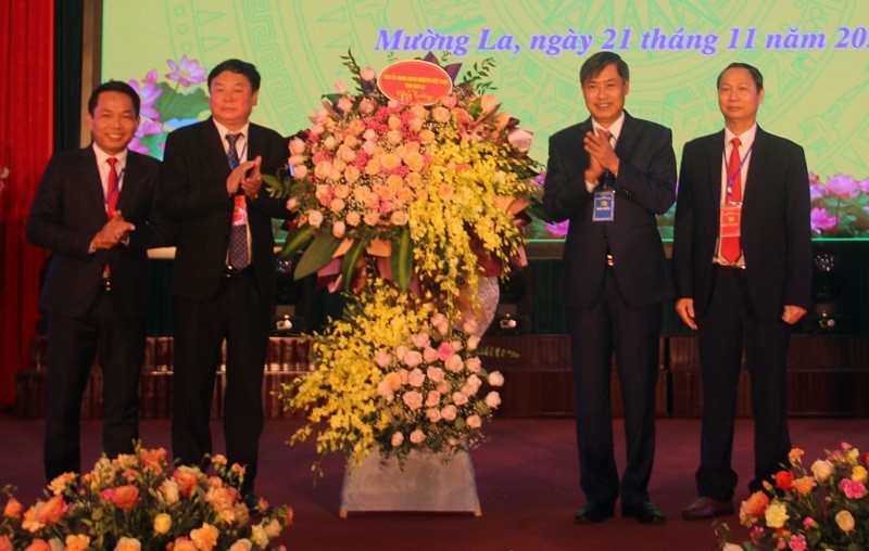 Ông Nguyễn Hữu Đông, Bí thư Tỉnh uỷ Sơn La tặng hoa chúc mừng huyện Mường La.