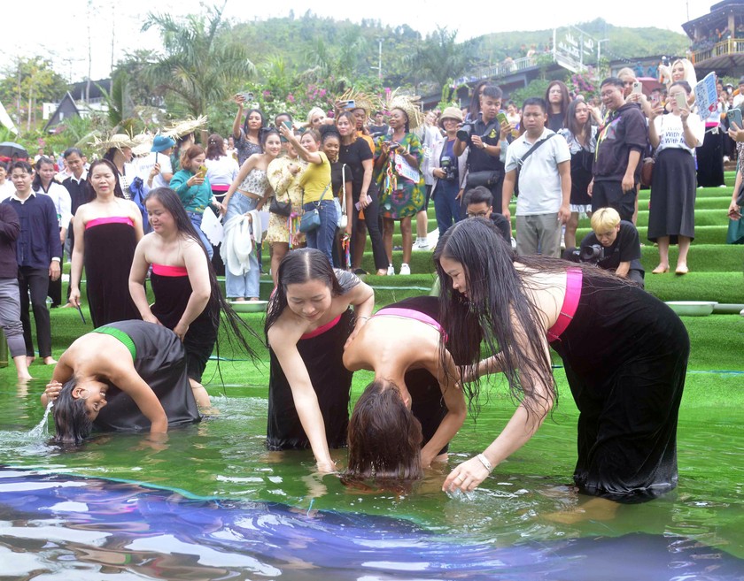 Các thí sinh Hoa hậu Du lịch thế giới trải nghiệm Lễ hội gội đầu tại huyện Quỳnh Nhai.