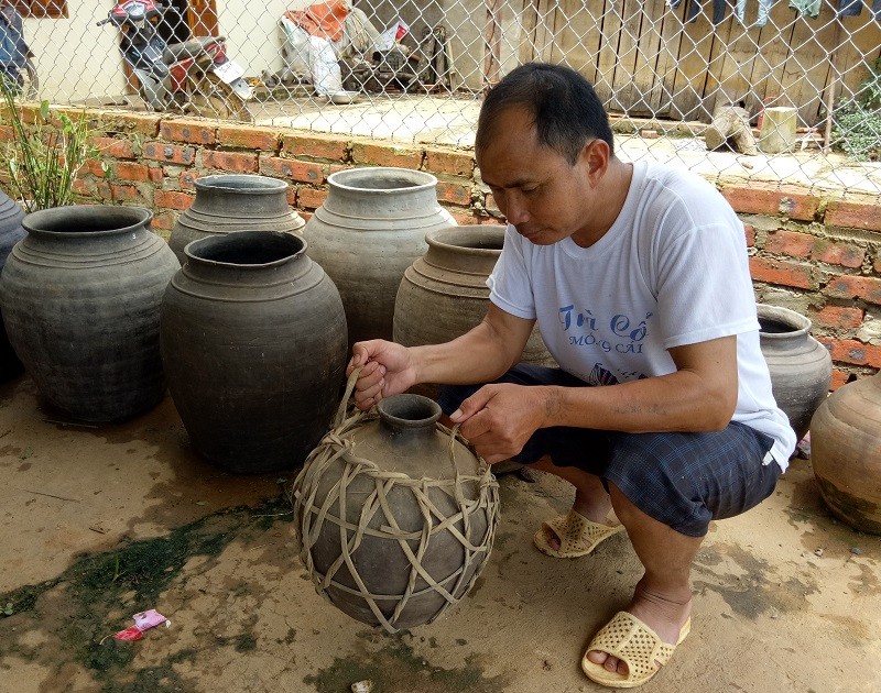 Những chiếc chum cổ biểu tượng của nghề làm chum ở Mường Chanh.
