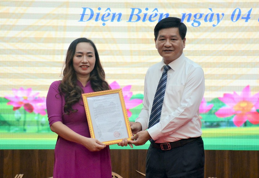 Chủ tịch UBND tỉnh Điện Biên trao quyết định bổ nhiệm bà Nguyễn Thị Minh Hương giữ chức vụ Phó Giám đốc Sở Tư pháp.