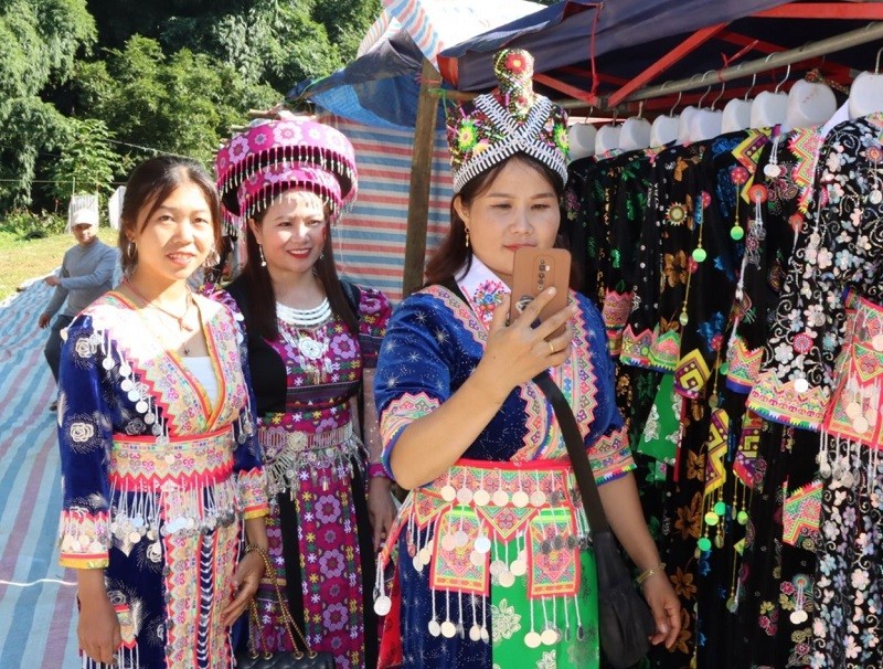 Người Mông ở xã vùng cao Co Mạ vui Tết Độc lập.