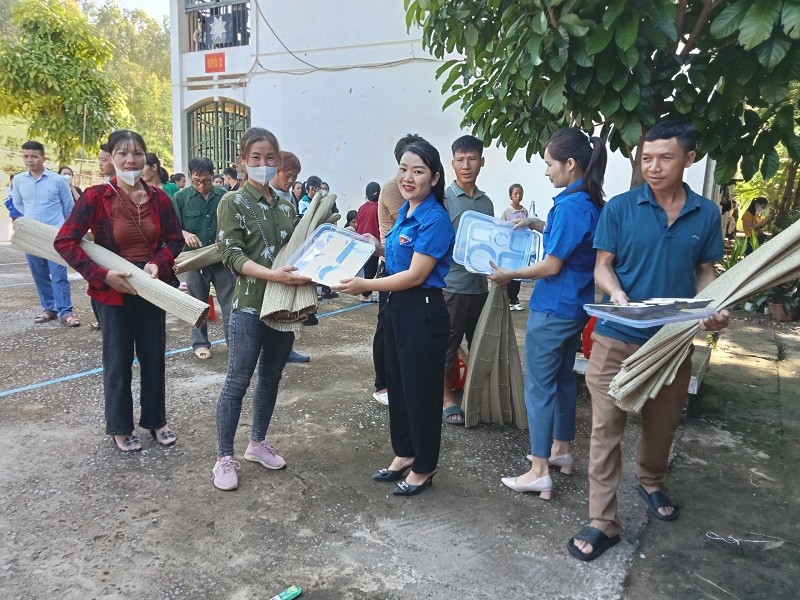 Các thầy cô giáo tại các trường học ở huyện Phù Yên thu dọn vệ sinh, sẵn sàng cho năm học mới.