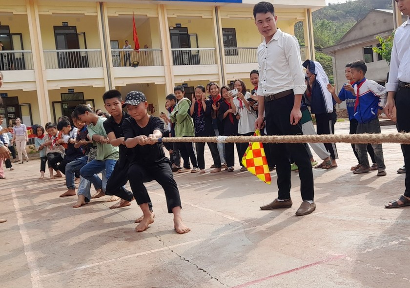 Giờ vui chơi của các em học sinh tại một trường học ở huyện Mường Nhé.