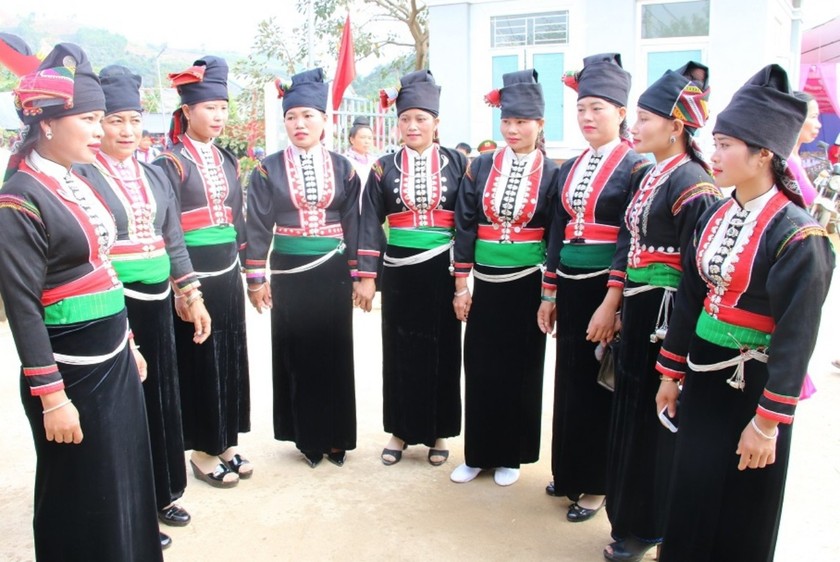 Người phụ nữ dân tộc Khơ Mú ở Sốp Cộp trong trang phục truyền thống.