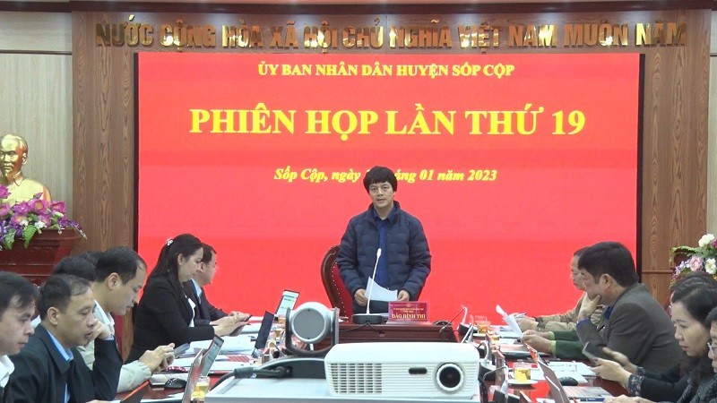 Đồng chí Đào Đình Thi chủ trì phiên họp lần thứ 19 của UBND huyện Sốp Cộp.