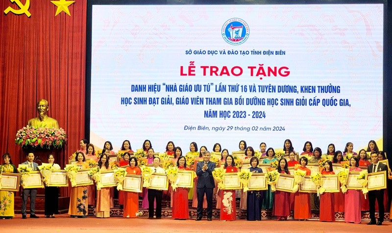  Thừa ủy quyền của Chủ tịch nước, ông Lò Văn Tiến - Phó Chủ tịch UBND tỉnh Điện Biên đã trao tặng danh hiệu “Nhà giáo Ưu tú” cho 43 nhà giáo (Ảnh CTV).