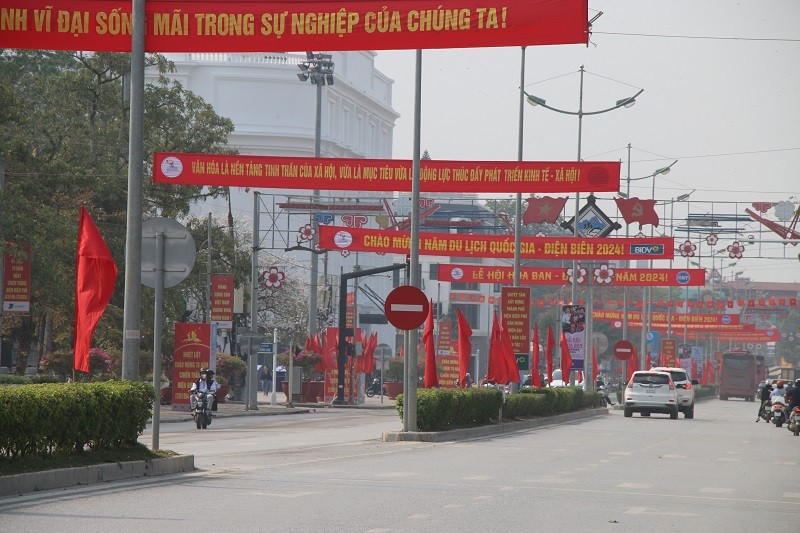 Các tuyến đường tại thành phố Điện Biên Phủ rực rỡ cờ hoa.
