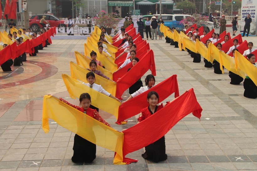 Ấn tượng với màn đồng diễn nhảy dân vũ của hàng nghìn học sinh ở Điện Biên.