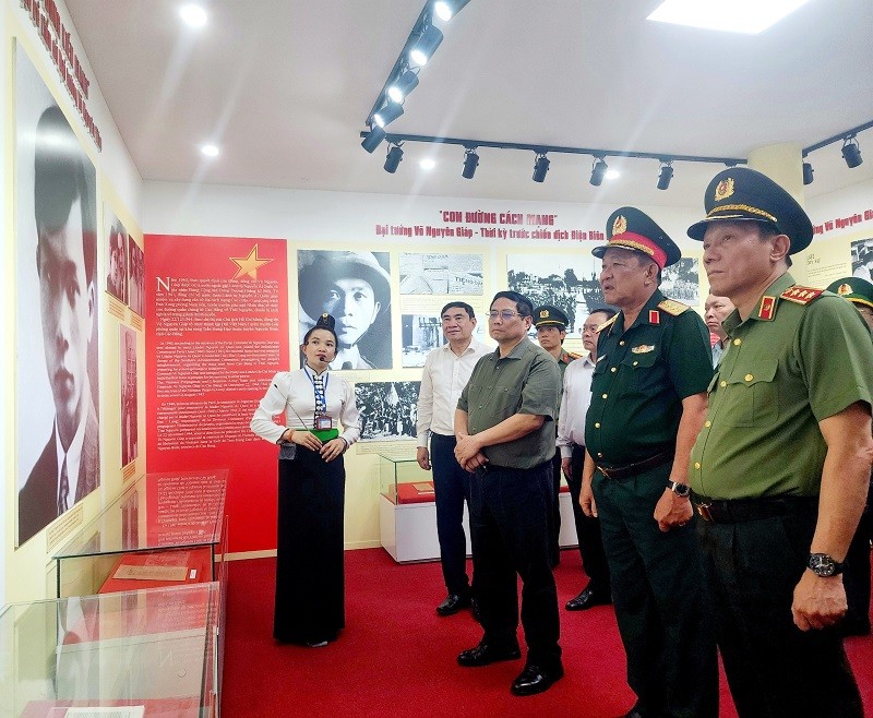 Thủ tướng Chính phủ Phạm Minh Chính và đoàn công tác thăm khu di tích Sở Chỉ huy Chiến dịch Điện Biên Phủ.