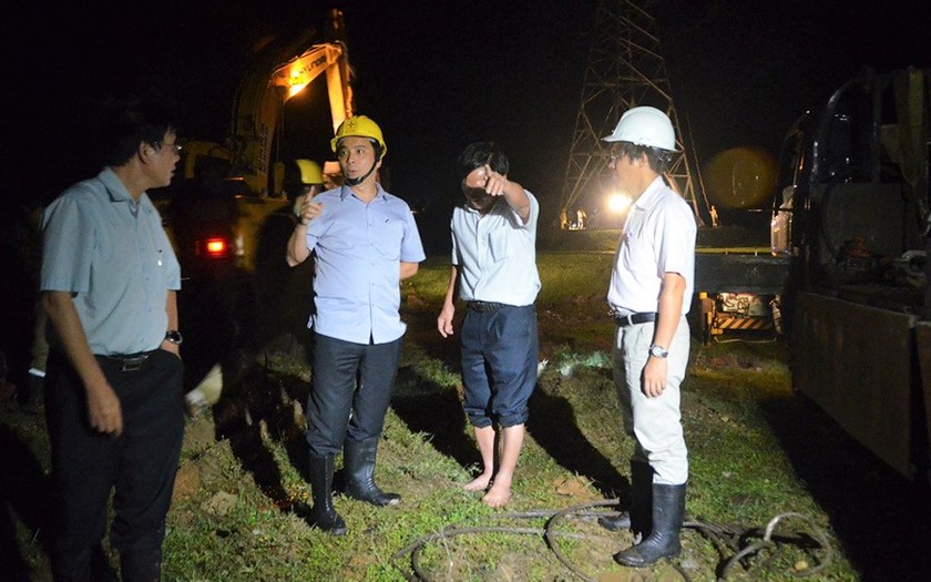 Phó Tổng giám đốc EVN Ngô Sơn Hải (thứ 3, phải sang ) chỉ đạo xử lý sự cố đường dây 220 kV Vũng Áng - Đồng Hới trong đêm 15/9

