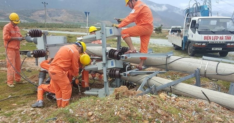 Công nhân EVNNPC khẩn trương xử lý sự cố lưới điện sau bão tại Hà Tĩnh