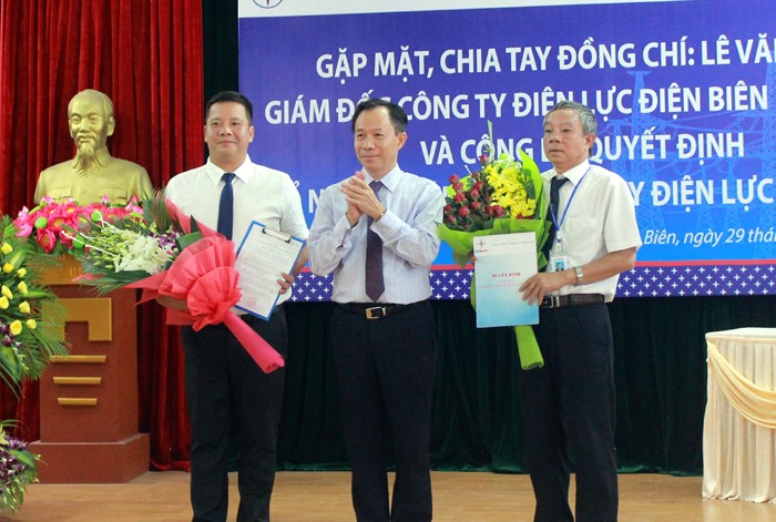 Ông Trần Huy Hoàng (bìa trái) - tân Giám đốc Công ty Điện lực Điện Biên