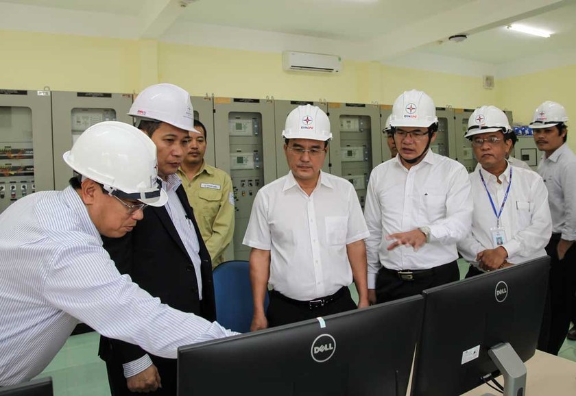 Chủ tịch EVN Dương Quang Thành kiểm tra phòng điểu khiển trung tâm TBA 220 kV Ngũ Hành Sơn, công trình quan trọng trong cấp điện phục vụ APEC