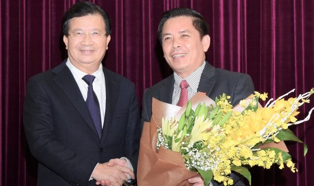 Phó Thủ tướng Trịnh Đình Dũng tặng hoa chúc mừng tân Bộ trưởng GTVT Nguyễn Văn Thể
