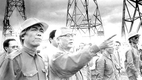 Nguyên Thủ tướng Võ Văn Kiệt trên công trường đường dây 500kV đầu tiên của Việt Nam