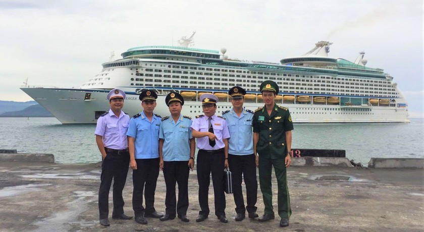 Cảng vụ Hàng hải Thừa Thiên Huế và lực lượng liên ngành làm thủ tục nhập cảnh cho tàu du lịch quốc tế vào Cảng Chân Mây