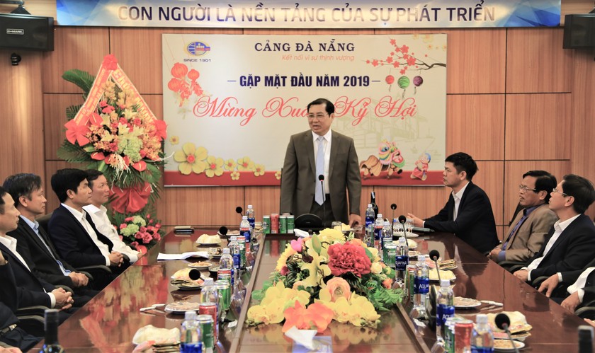 Chủ tịch UBND TP.Đà Nẵng Huỳnh Đức Thơ (đứng) khẳng định Cảng Đà Nẵng đã có những đóng góp quan trọng cho sự phát triển công nghiệp địa phương