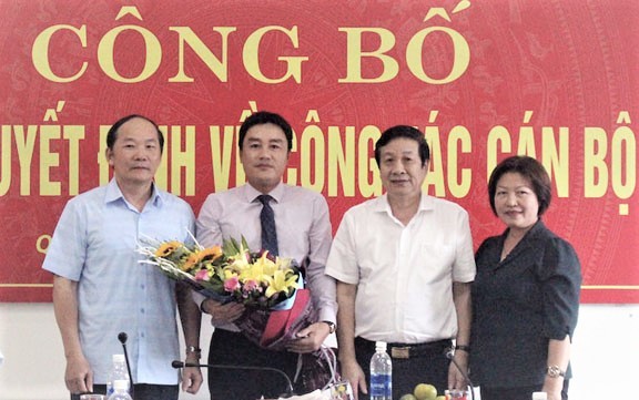Ông Trần Xuân Vinh - Trưởng ban Tổ chức Tỉnh ủy Quảng Bình (ngoài cùng bìa trái) trao quyết định điều động đối với nguyên Giám đốc Sở KH&ĐT Quảng Bình Đinh Hữu Thành.