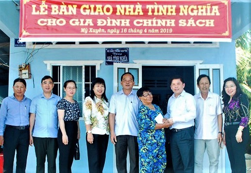 Bộ trưởng GTVT Nguyễn Văn Thể và đại diện PMU đường Hồ Chí Minh trao tặng nhà cho gia đình chính sách ở Mỹ Xuyên (Sóc Trăng)