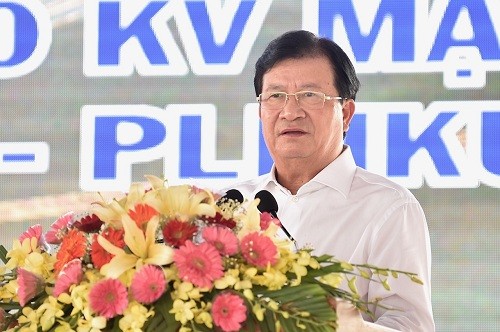 Phó Thủ tướng Trịnh Đình Dũng phát biểu chỉ đạo tại lễ phát động thi đua xây dựng trên công trình Đường dây 500 kV mạch 3 ở Quảng Trạch, Quảng Bình