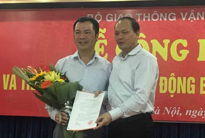 Nguyên Phó Vụ trưởng Kế hoạch Đầu tư Lê Minh Đạo (trái) được điều động, bổ nhiệm làm Phó Cục trưởng Đường Thủy Nội địa Việt Nam hồi tháng 6/2019