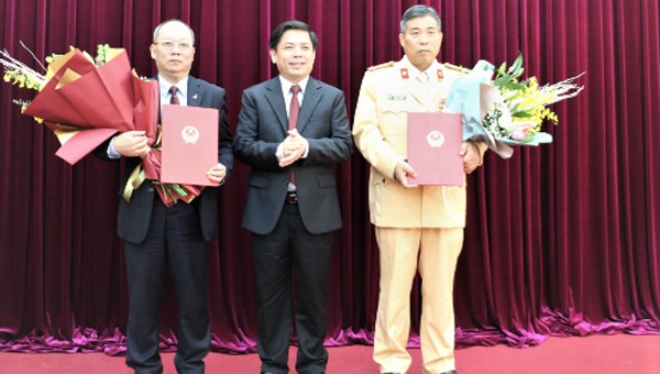 Bộ trưởng GTVT Nguyễn Văn Thể trao Quyết định bổ nhiệm cho 2 Đại tá.