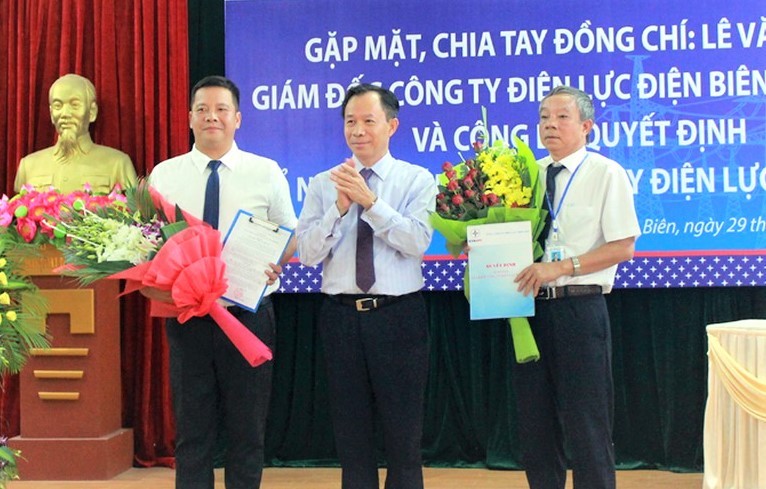 Sau 3 năm lên Điện Biên công tác, ông Trần Huy Hoàng (trái) đã được EVNNPC điều về Hà Nội làm Giám đốc Ban Quản lý dự án Xây dựng điện miền Bắc
