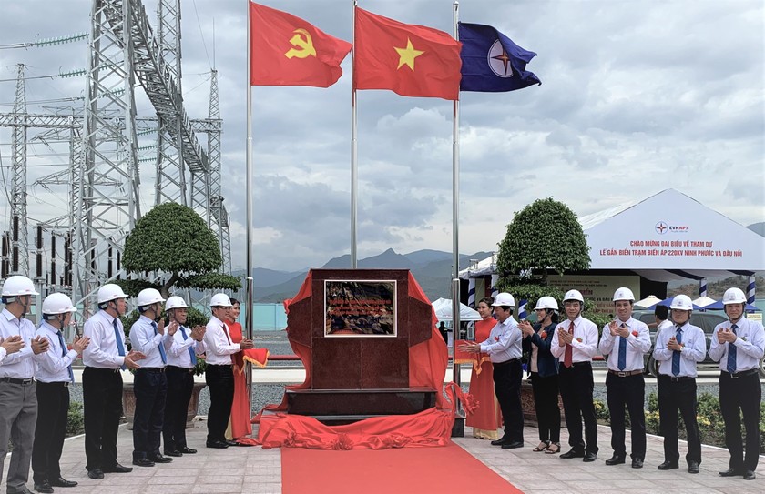 Lãnh đạo tỉnh Ninh Thuận và EVN tại Lễ gắn biển công trình Trạm biến áp 220 kV Ninh Phước