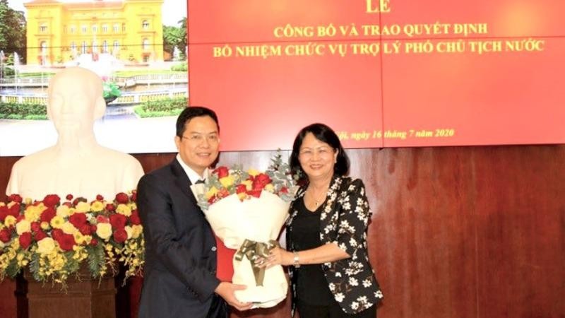 Nhận quyết định từ Phó Chủ tịch nước Đặng Thị Ngọc Thịnh, ông Nguyễn Dũng Tiến cam kết sẽ tiếp tục nỗ lực để hoàn thành tốt nhiệm vụ công tác mới.