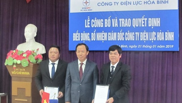 Ông Nguyễn Phúc Thịnh (ngoài cùng bên trái) nguyên Giám đốc Công ty Lưới điện cao thế miền Bắc được điều động làm Giám đốc PC Hòa Bình
