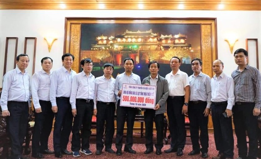 Chủ tịch EVNNPT Nguyễn Tuấn Tùng (thứ 6, trái sang) trao tiền ủng hộ  nhân dân tỉnh Thừa Thiên Huế.