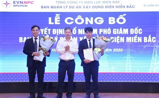 Phó Tổng Giám đốc EVNNPC Lê Quang Thái trao quyết định cho 2 tân Phó Giám đốc PMU