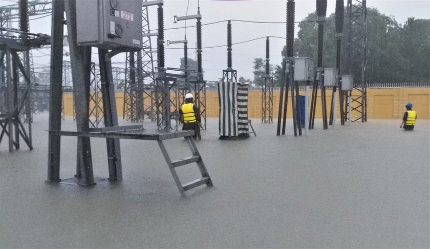 Sân phân phối TBA 220kV Huế ngập gần 1m nước trong đợt lũ lụt đầu tháng 10/2020