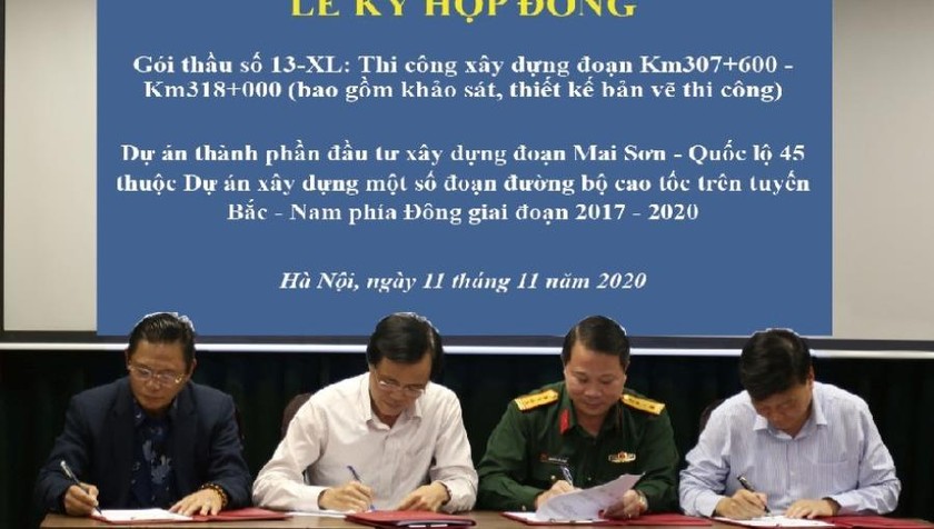 Đại diện PMU Thăng Long và liên danh nhà thầu ký Hợp đồng thi công Gói thầu 13-XL, đoạn Mai Sơn - QL45.

