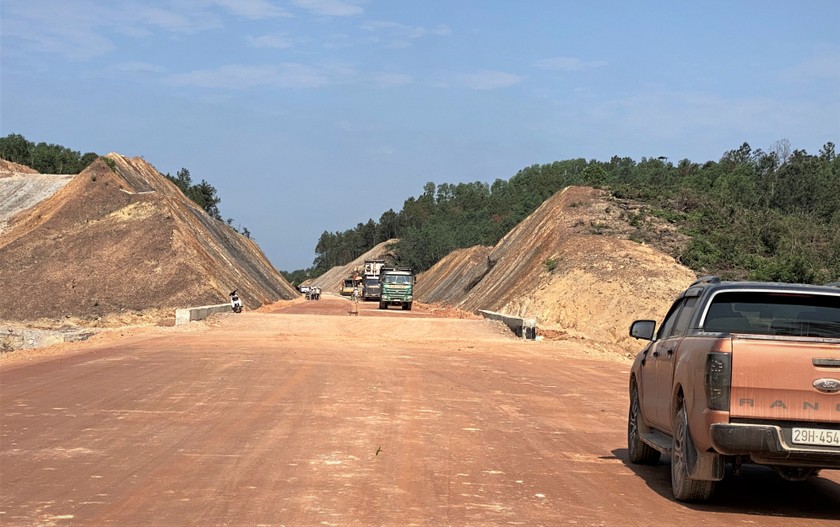 Cao tốc Cam Lộ - La Sơn dài hơn 90km qua 2 tỉnh Quảng Trị và Thừa Thiên Huế, với tổng mức đầu tư khoảng 7.699 tỷ đồng.

