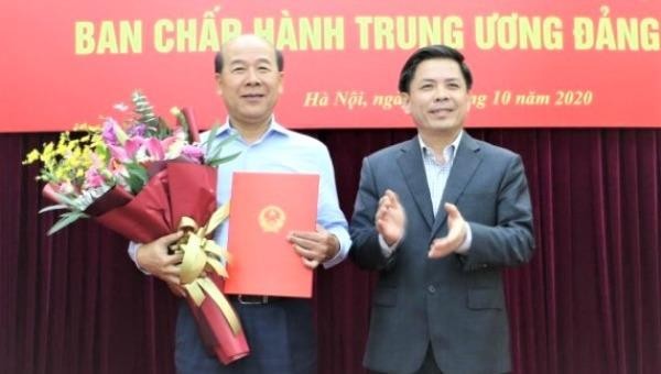 Cựu Thứ trưởng GTVT Nguyễn Văn Công (trái) đã nhận Quyết định nghỉ hưu từ ngày 1/11/2020.