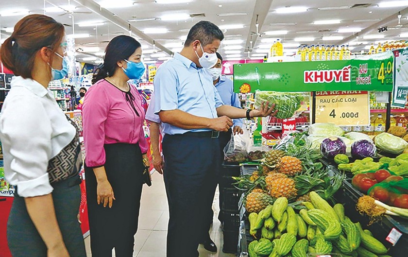 Phó Chủ tịch UBND TP Hà Nội Nguyễn Mạnh Quyền kiểm tra việc cung ứng nông sản trong siêu thị