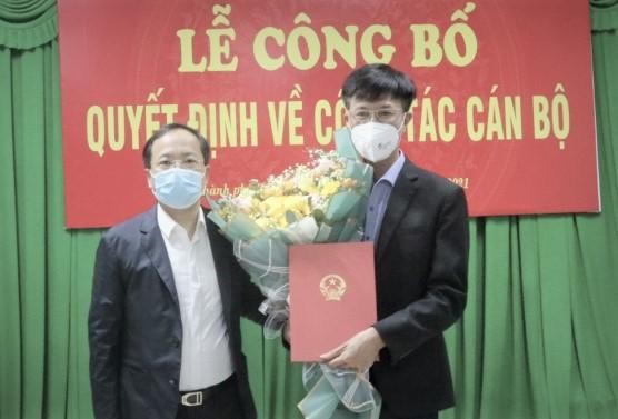 Thứ trưởng Bộ GTVT Nguyễn Duy Lâm (trái) trao quyết định cho ông Đinh Công Minh.