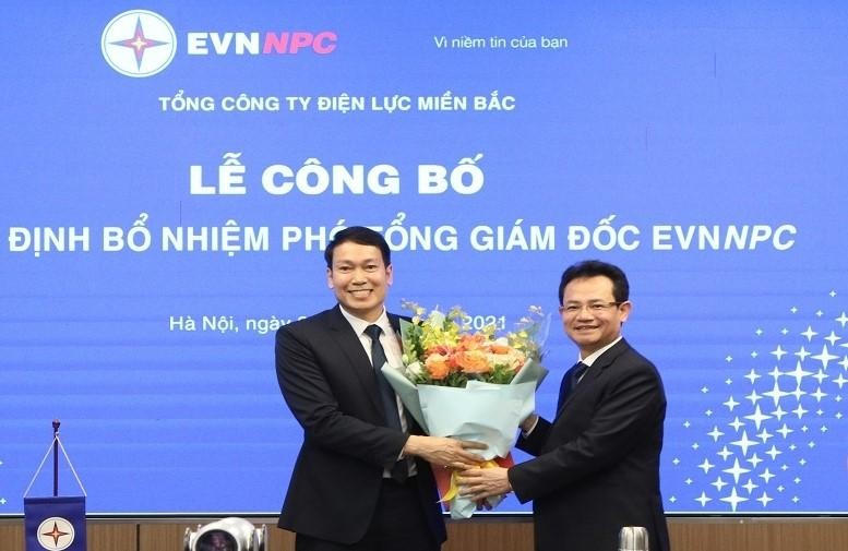 Tổng Giám đốc EVNNPC chúc mừng ông Phan Tử Lượng (trái)