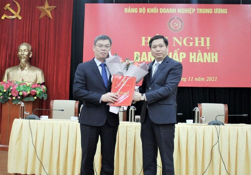 Ông Nguyễn Long Hải - Bí thư Đảng ủy Khối Doanh nghiệp Trung ương trao quyết định cho ông Trần Minh Bình (trái)