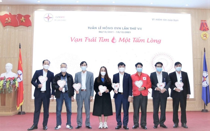 300 người đã tham gia sự kiện "Tuần lễ hồng EVN lần thứ VII" tại PC Lai Châu