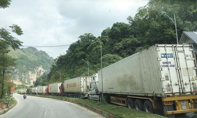 Xe container chở hàng nông sản ùn thành hàng dài tại Lạng Sơn