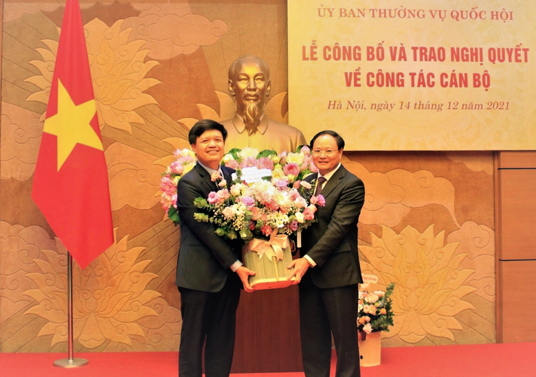 Thứ trưởng Bộ TN&MT Lê Minh Ngân chúc mừng tân Phó Chủ nhiệm Ủy ban Khoa học, Công nghệ & Môi trường Tạ Đình Thi (bìa trái)