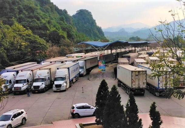 Mỗi ngày có khoảng trên 1.500 xe chở hàng lên các cửa khẩu ở Lạng Sơn.