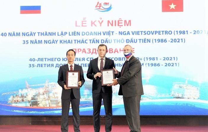 Ông Sadykov Timur Sirozhevich - Tổng lãnh sự Liên bang Nga tại TP Hồ Chí Minh trao Bằng tri ân của Tổng thống Putin cho Liên doanh Vietsovpetro.