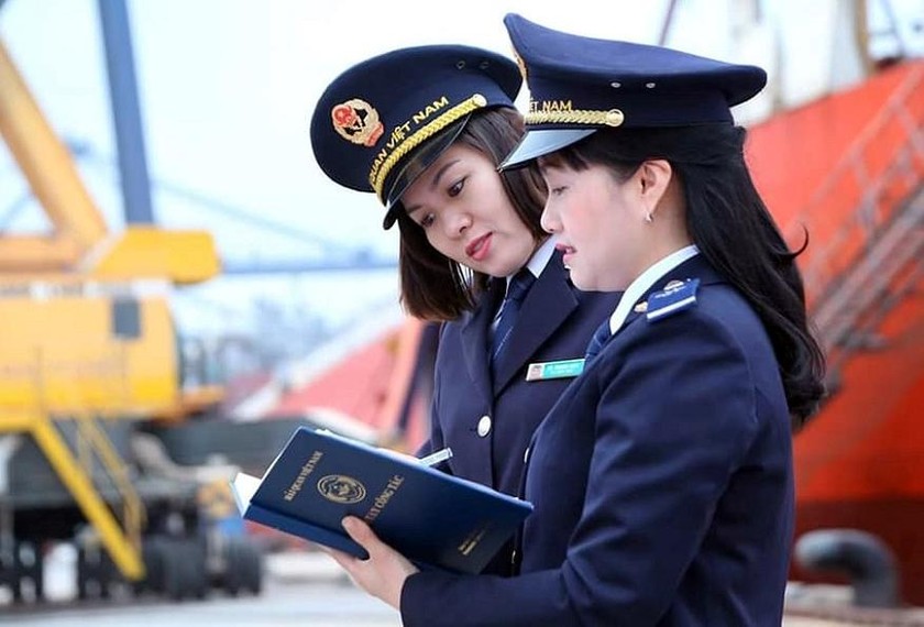 Cán bộ Hải quan làm nhiệm vụ tại cảng Cái Lân (Quảng Ninh)