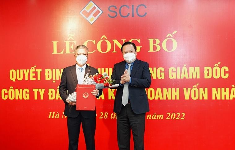 Ông Nguyễn Hoàng Anh - Chủ tịch CMSC trao Quyết định bổ nhiệm chức Tổng Giám đốc SCIC cho ông Nguyễn Quốc Huy (bên trái)