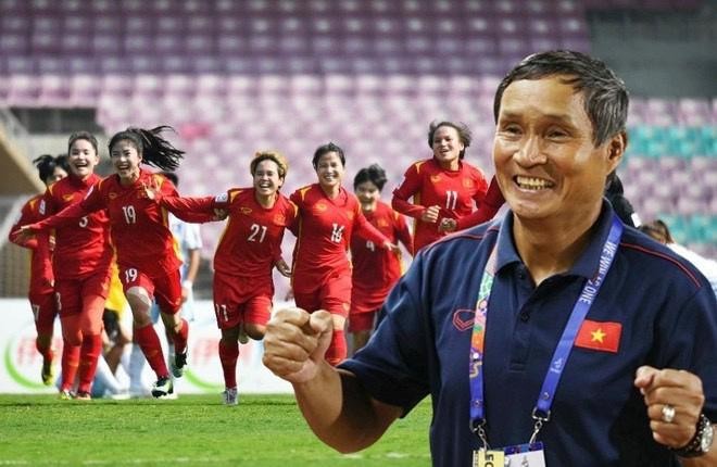 Sau khi giành vé dự World Cup, ông Chung và đội tuyển nữ Việt Nam được nhiều khoản thưởng "nóng"