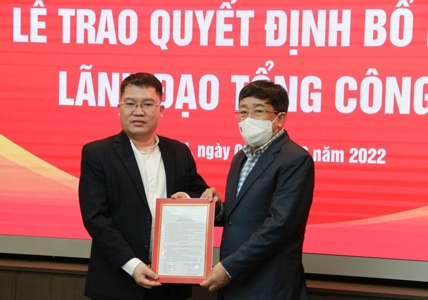 Lãnh đạo PVN trao quyết định bổ nhiệm cho ông Đinh Văn Đức (bên trái).