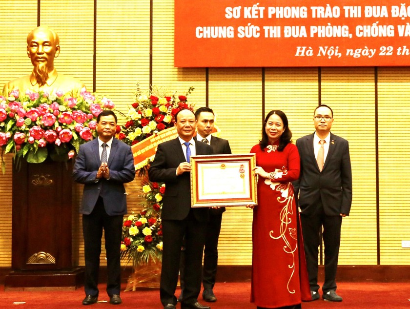 Phó Chủ tịch nước Võ Thị Ánh Xuân trao Huân chương cho đại diện T&T Group